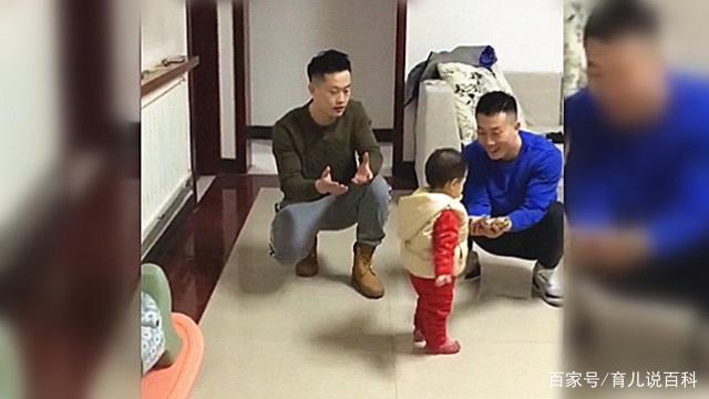 爸爸和叔叔是双胞胎，同时张开怀抱后，女儿的反应让妈妈有点尴尬