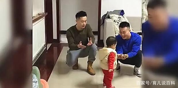 爸爸和叔叔是双胞胎，同时张开怀抱后，女儿的反应让妈妈有点尴尬