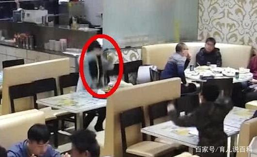 男童往女孩桌上扔玩具蛇，家长：小孩懂啥？一青年看不下去了