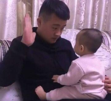 爸爸假装要打1岁女儿，宝宝随后的举动，萌化了爸爸的心