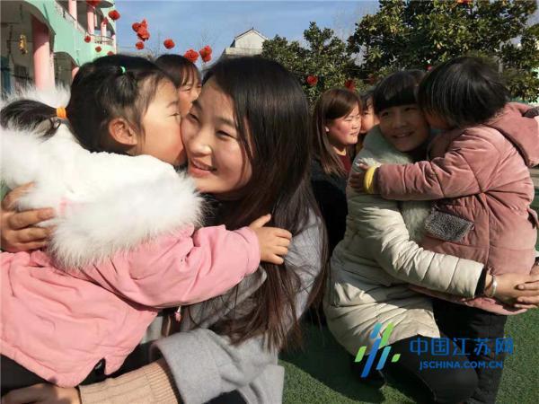 东海双店镇幼儿园：我给节日里的妈妈一个吻