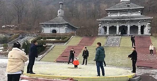 8个舅舅只有一个小外甥女，回姥姥家场面简直了，大家无法淡定