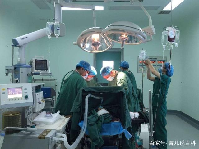 产妇顺产下男婴，护士刚想抱去报喜，医生看了一眼后却连忙拉住