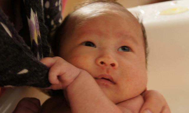 “孩子脱水了？”宝宝持续拉肚子要重视，脱水不是小问题