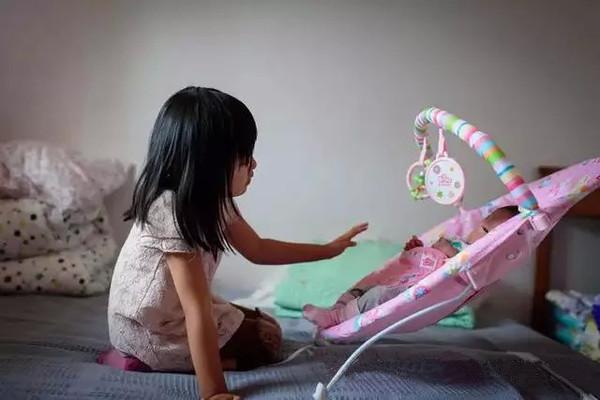 有了二胎女儿后，妈妈让哥哥给妹妹喂奶，小家伙这一声叹息很灵性