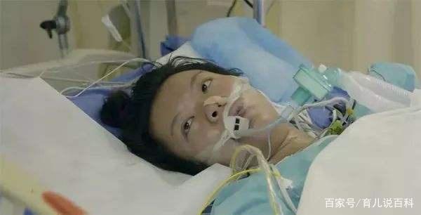 产妇顺产下男婴，护士刚想抱去报喜，医生看了一眼后却连忙拉住