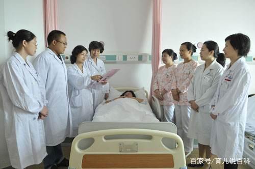 产妇顺产下男婴，护士刚想抱去报喜，医生看了一眼后却连忙拉住