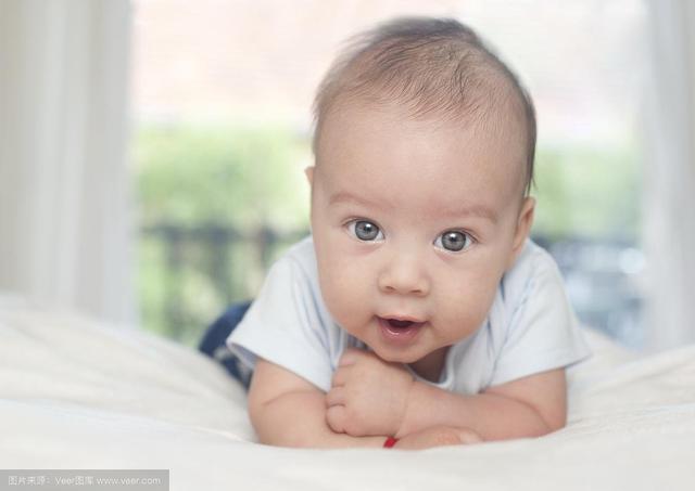 如何给婴儿宝宝理发？理发的时候切记：不可剔成光头！