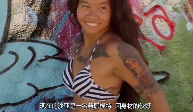 刚出生女婴没有双腿被父母抛弃，20年后的改变，让亲生父母后悔