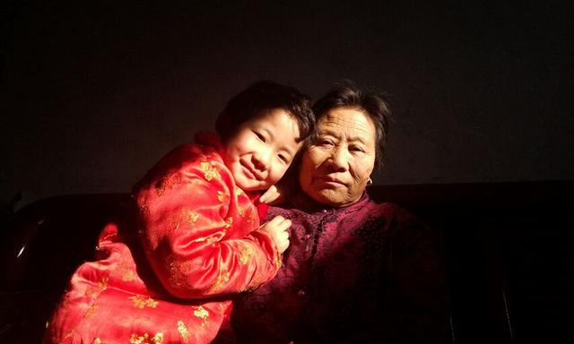 把孩子放外婆家过寒假，看到孩子在农村的状态，妈妈潸然泪下