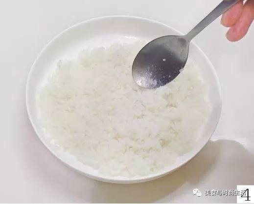 把米饭做成鲜香美味的肉松小饭团,宝宝看着就会大有食欲,宝妈快来学学