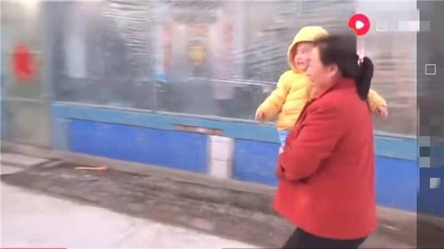 二条抱着小儿子回家了，大儿子看到有啥反应？看把他激动的！