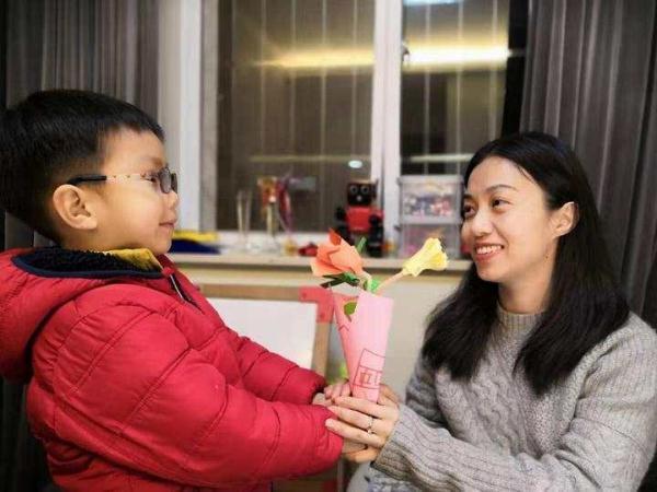 每个妈妈都是“女神”,让娃娃们从小学会孝顺母亲