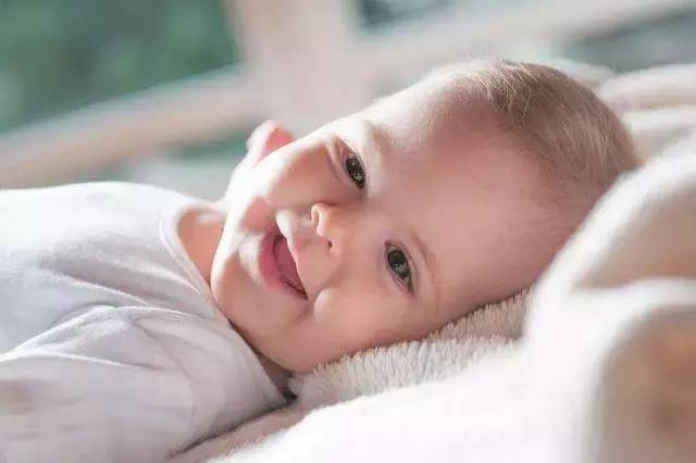 剃胎毛、剪睫毛、捏鼻梁...会让宝宝变美？医生说真心话