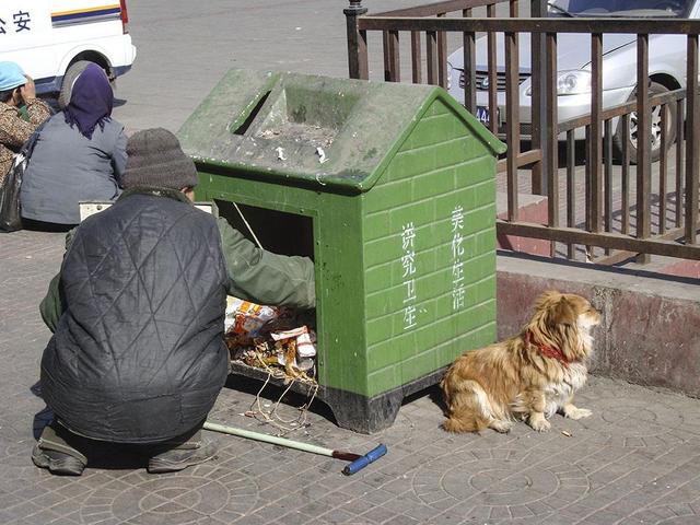 漂亮女孩看不起收破烂爷爷，还出口伤人，妈妈一番话让孩子红了脸