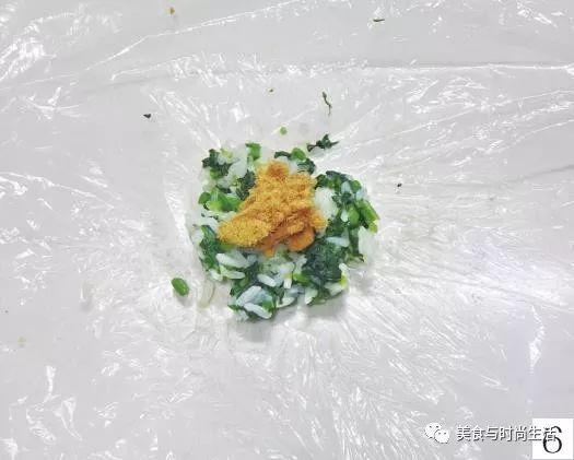把米饭做成鲜香美味的肉松小饭团,宝宝看着就会大有食欲,宝妈快来学学