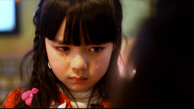 漂亮女孩看不起收破烂爷爷，还出口伤人，妈妈一番话让孩子红了脸