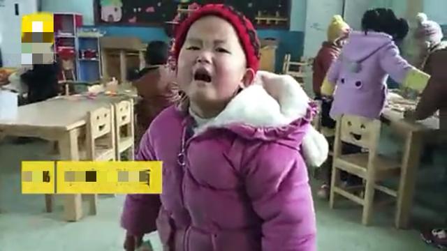 3岁女童第一天上幼儿园崩溃大哭，4岁小哥哥的安慰方式，太暖心了