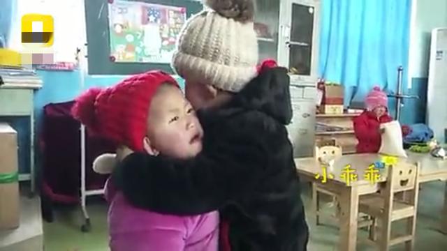 3岁女童第一天上幼儿园崩溃大哭，4岁小哥哥的安慰方式，太暖心了
