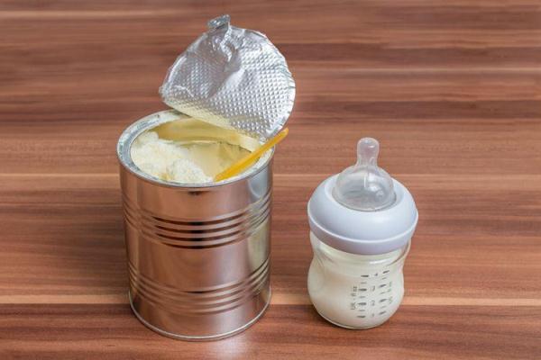 宝宝拒绝用奶瓶喝奶怎么办？宝妈们可以试试这四种方法