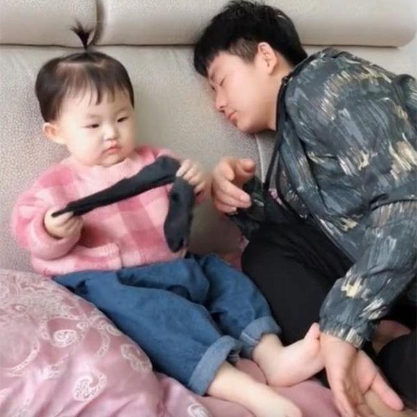 爸爸闻自己的袜子后假装晕倒，女儿也拿来闻，反应真是十足的戏精