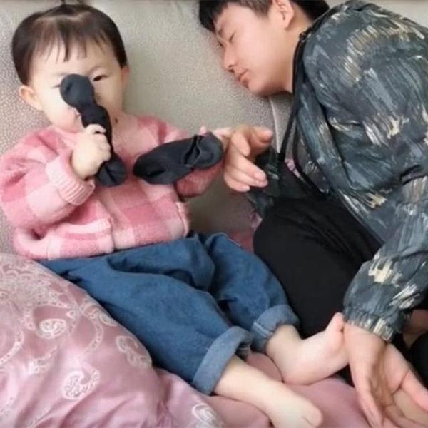 爸爸闻自己的袜子后假装晕倒，女儿也拿来闻，反应真是十足的戏精