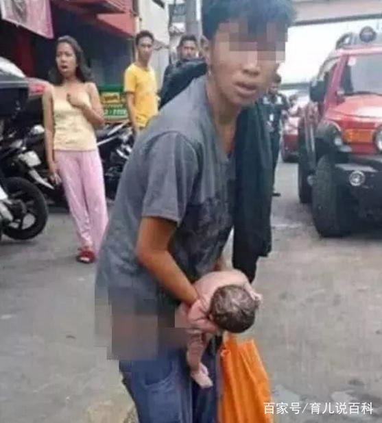 “男子”在大街上分娩，路人不敢靠近，最后被好心人送到医院