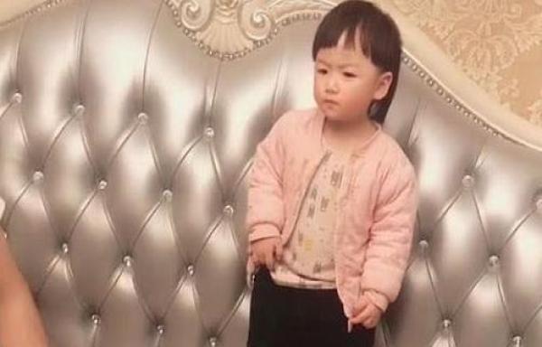 “蛮横小人精宝宝”和奶爸吵架火了，却把自己气得蹦了起来