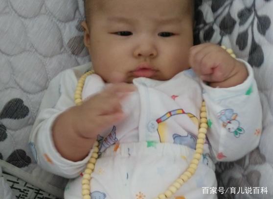 孩子发现爸妈分房睡，追问原因，妈妈不好意思的说出理由