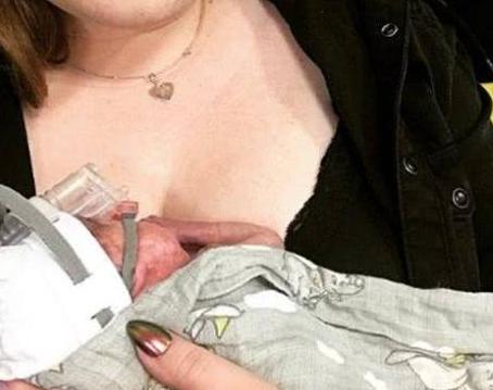 早产双胞胎出生时每个只有1斤多点，如今刚过完1岁生日都很健康