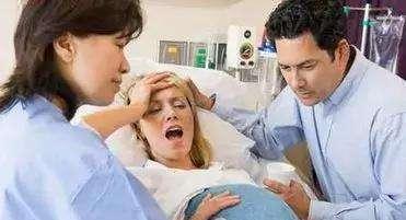 产妇在生孩子，没想到丈夫先乱了手脚，医生都被逗笑了
