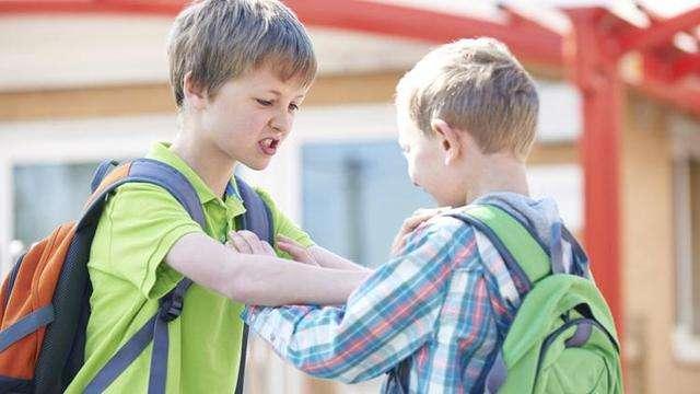 不想孩子长大受欺负，父母别犯这3种错误，孩子心里会很感激你