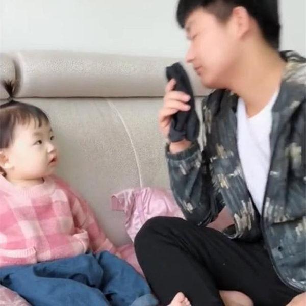 爸爸闻自己的袜子后假装晕倒，女儿也拿来闻，反应真是十足的戏精