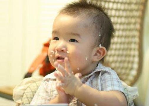 用勺子给宝宝喂辅食真的合适吗？家长不妨让宝宝这样吃，更健康
