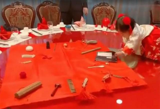 1岁宝宝抓周，舅舅本想作弊，不料宝宝却抓住它不松手，全家笑喷