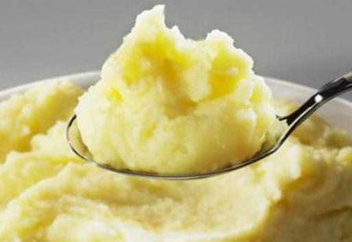 用勺子给宝宝喂辅食真的合适吗？家长不妨让宝宝这样吃，更健康