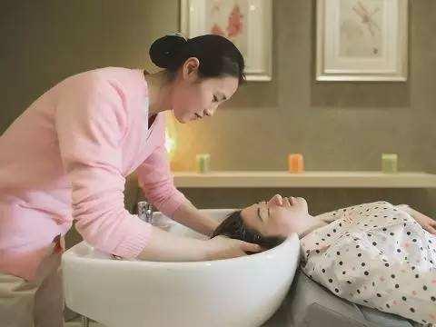 女性产后多久能洗头?太早、太晚都影响恢复,这个时间刚刚好