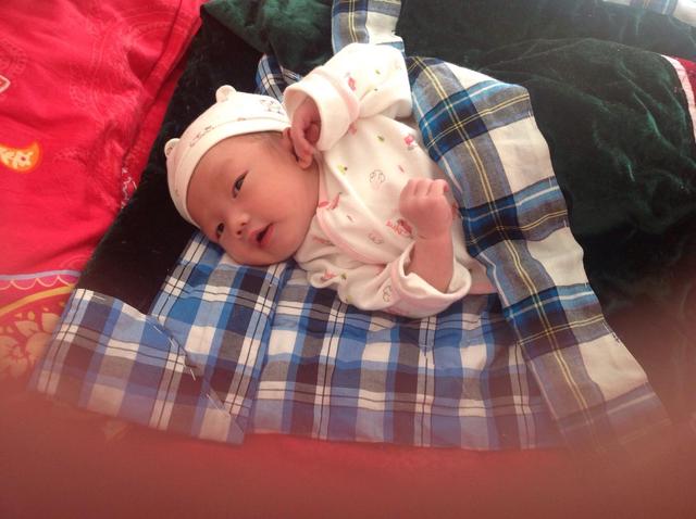 给宝宝换尿不湿时，尽量避免这2个动作，对孩子脊椎伤害很大