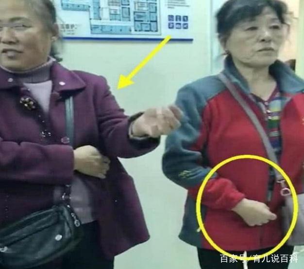 儿媳在产房分娩，亲妈和婆婆在外面的表情，看出了谁才是真爱