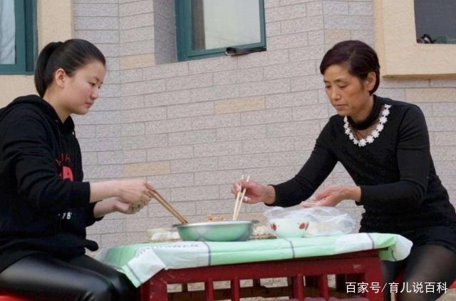 聪明的婆婆，常把这3句话“挂在嘴边”，儿媳会从心底敬重婆婆