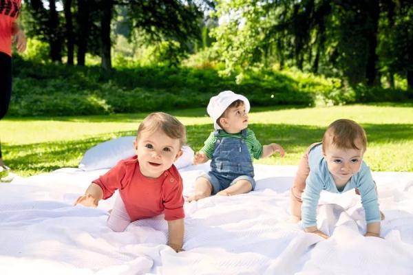 孩子“人来疯”怎么办？三招让ta乖乖配合！