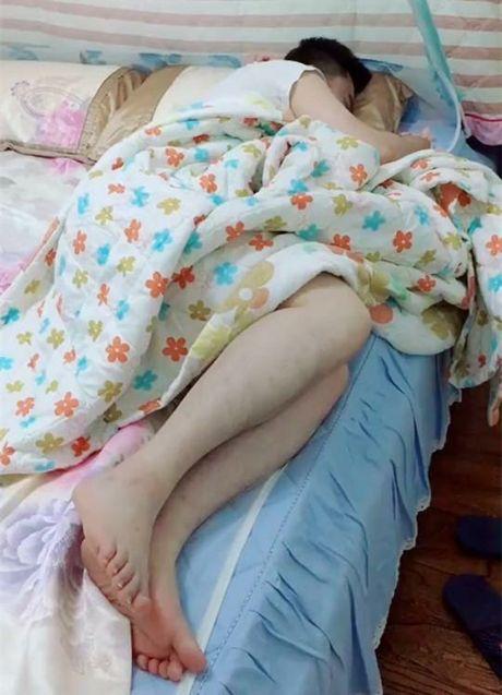 宝爸陪宝宝睡觉，床上不见宝宝踪影，看见宝宝后，宝妈又气又想笑