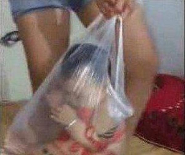 小宝宝被放塑料袋拎着，网友感到气愤，原因却让人意外