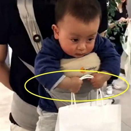 宝宝帮妈妈拎袋子，困得快要睡着了也没松开，相当有责任感啊