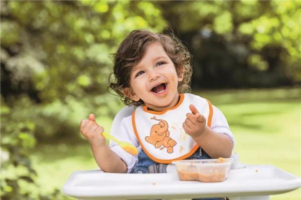 孩子“人来疯”怎么办？三招让ta乖乖配合！