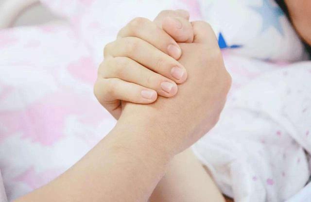 分娩时，只允许一人陪产，你会选谁？来看看网友怎么说