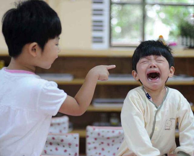 孩子上幼儿园前，要培养他“不好惹”的能力，4点让他远离被欺负