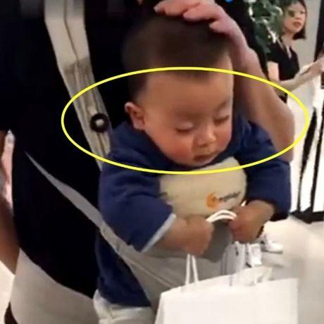 宝宝帮妈妈拎袋子，困得快要睡着了也没松开，相当有责任感啊