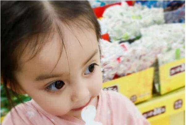 为什么现在的新生婴儿眼睛越来越大？