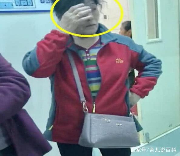 儿媳在产房分娩，亲妈和婆婆在外面的表情，看出了谁才是真爱